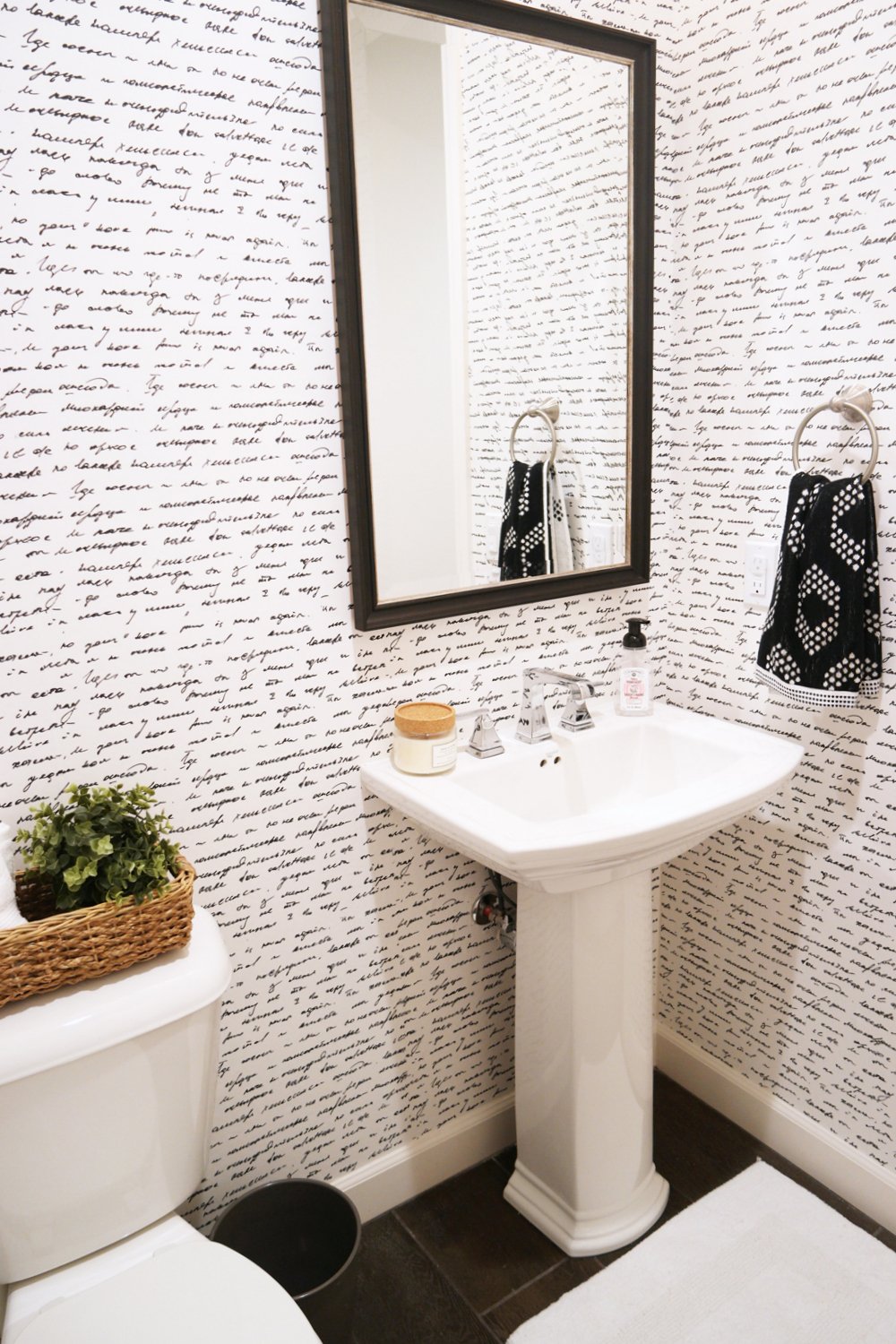 Merrick's Art Walls Need Love Wallpaper