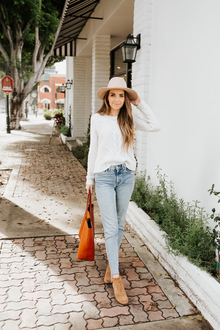light wash jeans outfit ideas