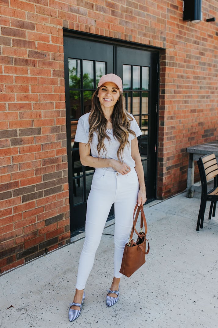 white jeans and gray tee for summer