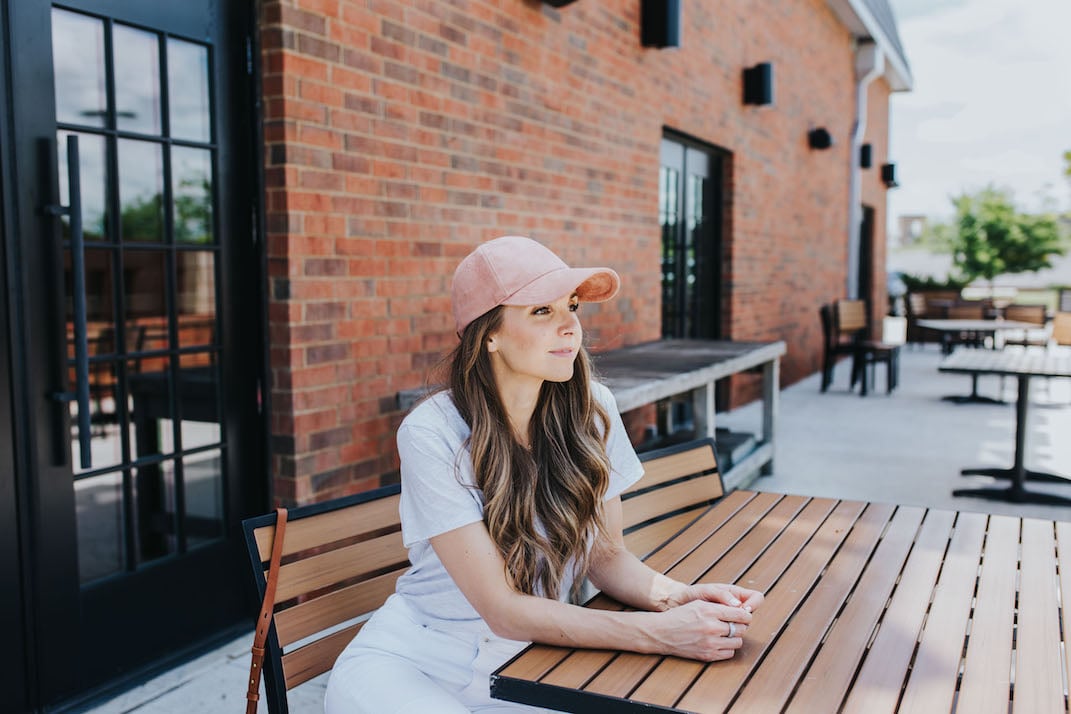 easy outfits for summer with blue or white jeans