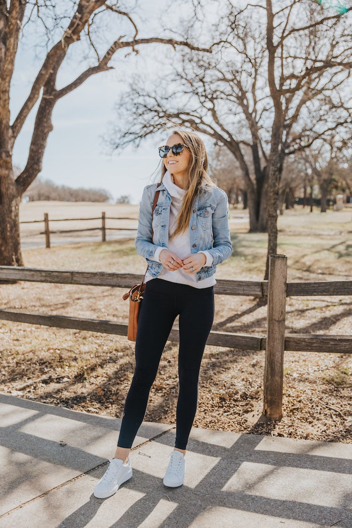 white sneakers with black leggings and denim jacket