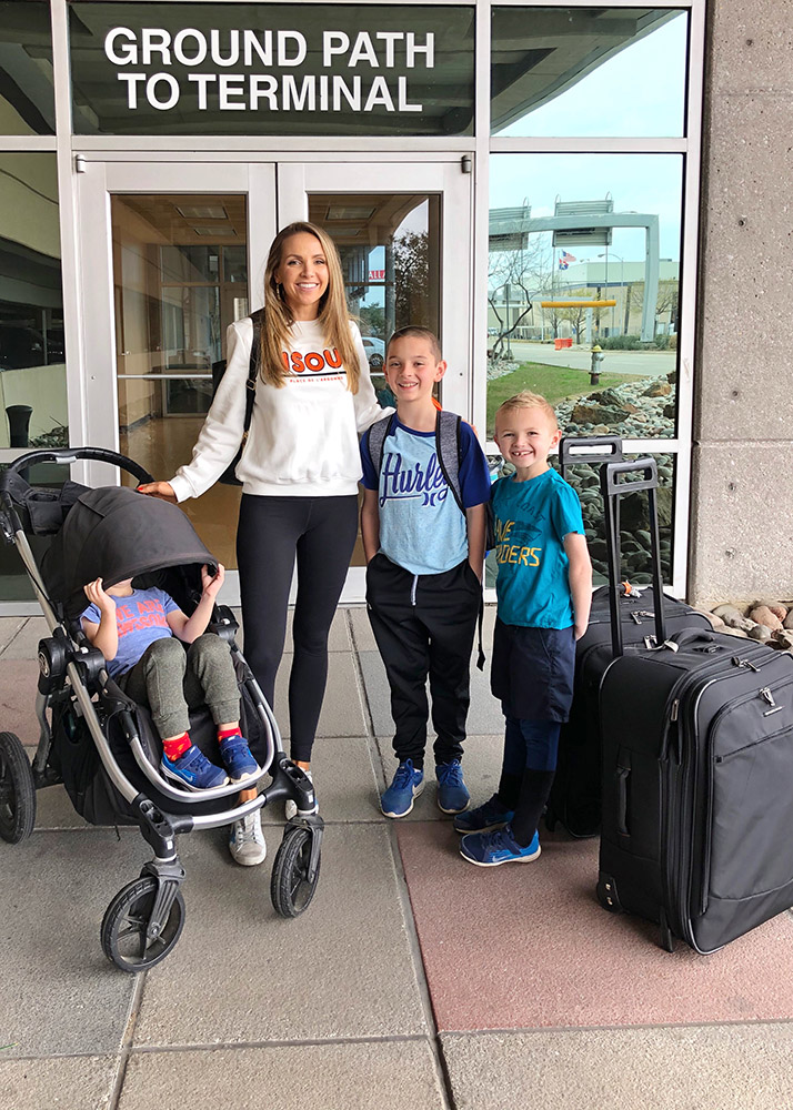 weekend recap - sweatshirt and leggings travel outfit