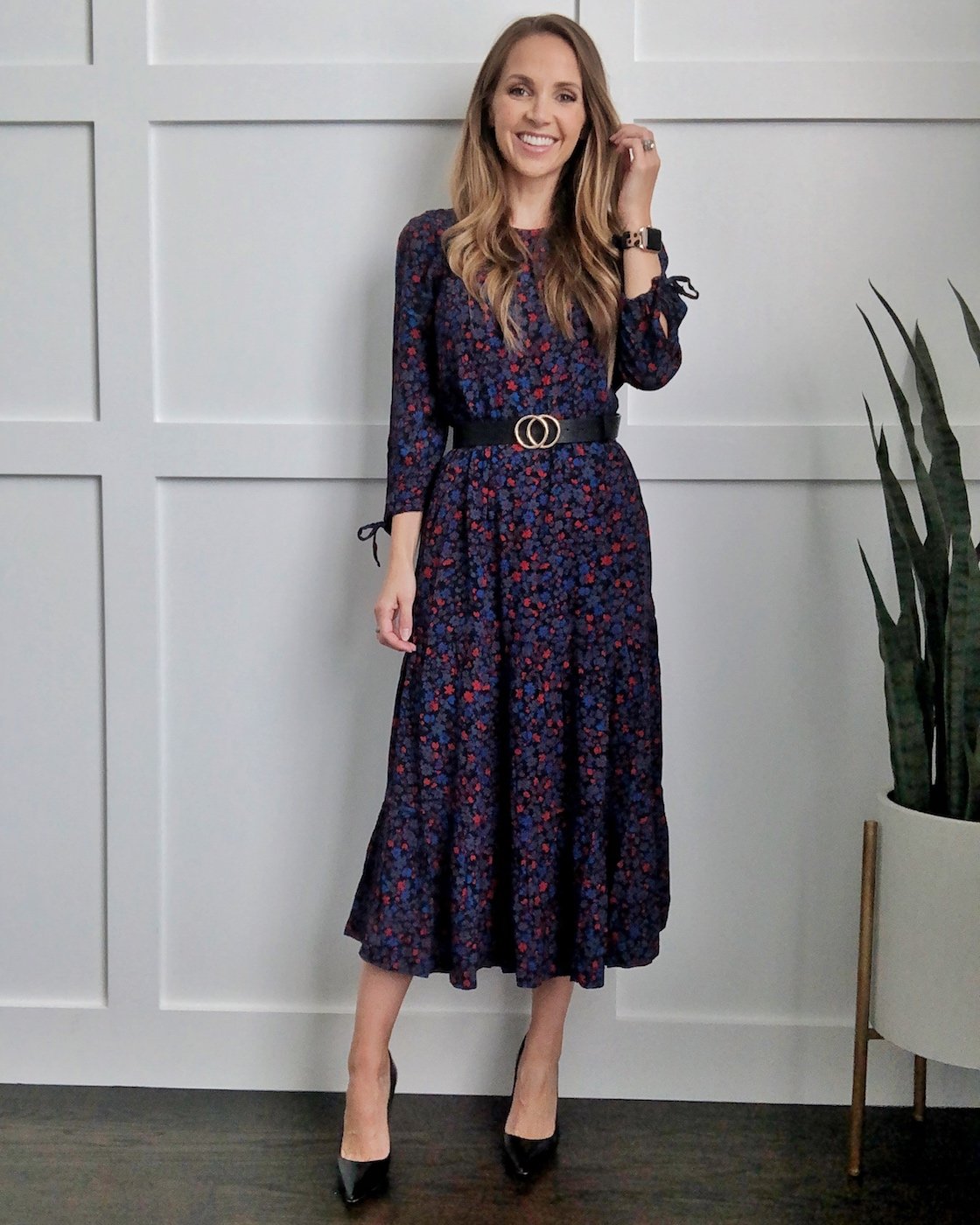 How to wear a midi dress with a black belt and heels