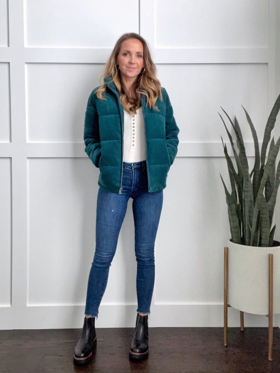black chelsea boots outfit with skinny jeans and puffer coat