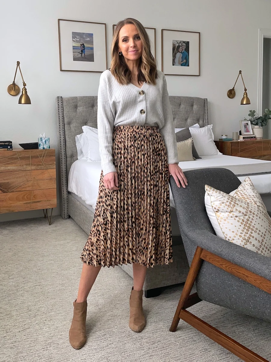 leopard-skirt-with-gray-cardigan