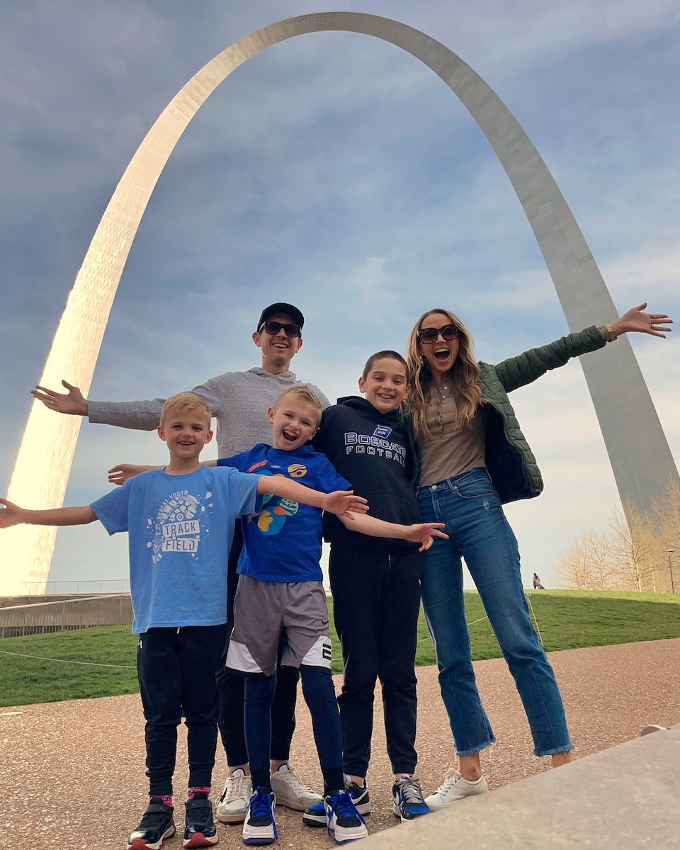 moving to st. Louis - family at st louis arch
